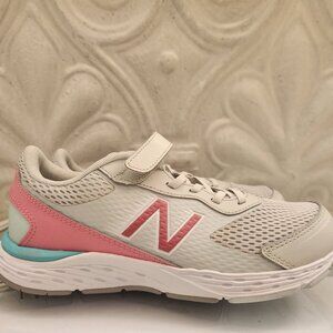 New Balance Women's sneakers. NWOT. Size 6.5